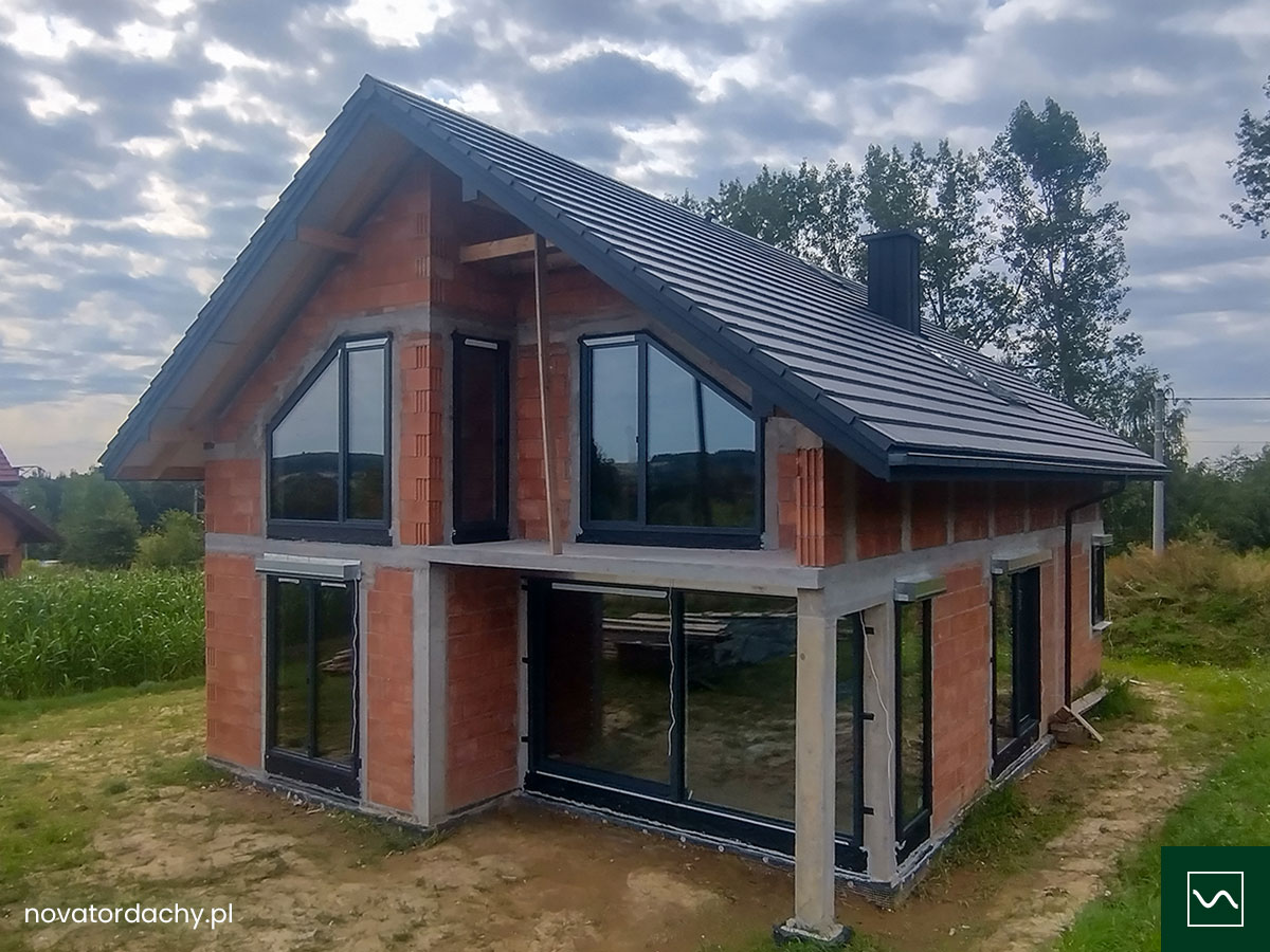 Nietypowe okna trapezowe Vetrex i dachówka Meyer-Holsen Piano