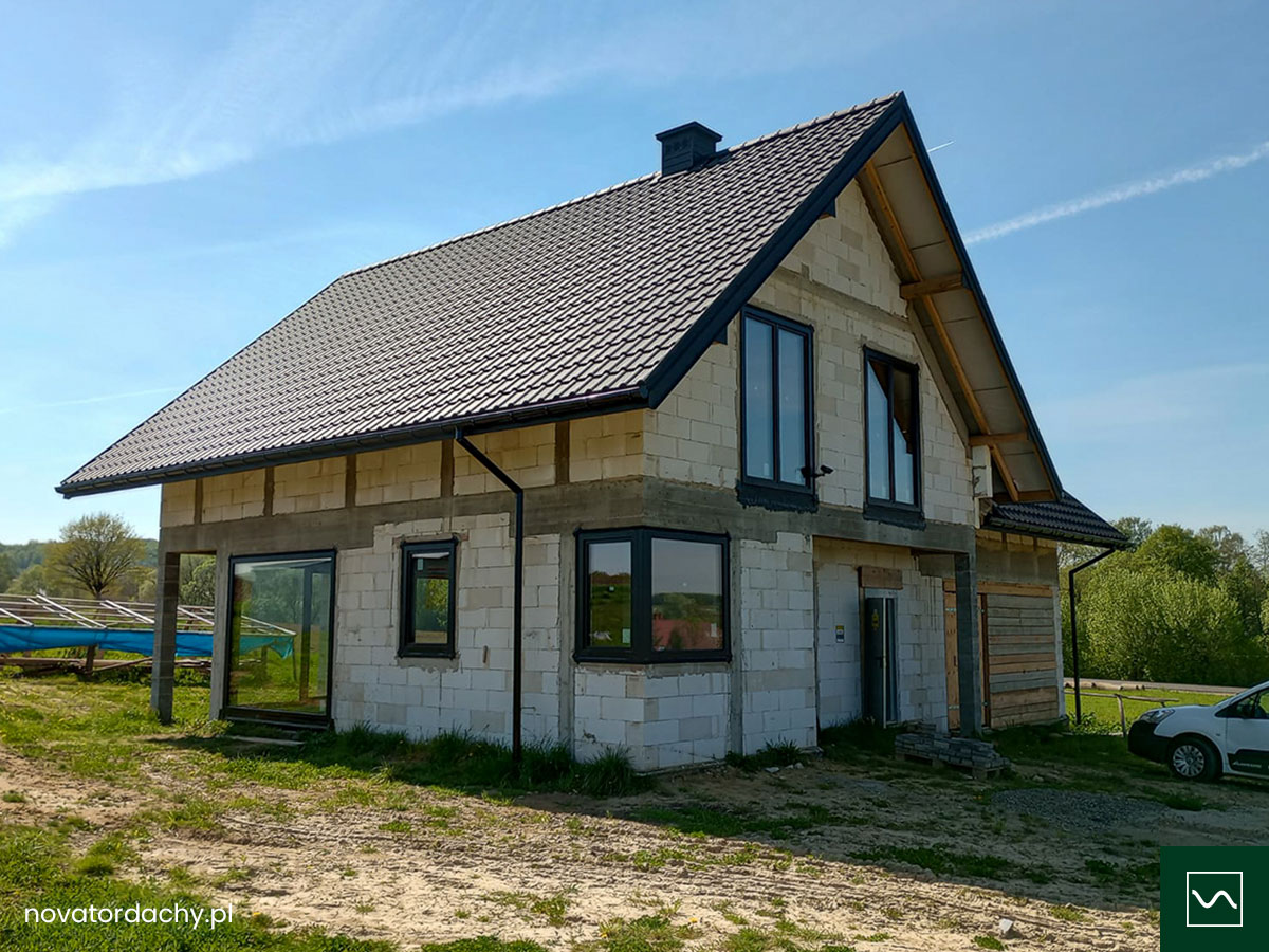 Czarna stolarka Vetrex Lum'up, system AluSlide i blachodachówka Blachotrapez Enigma