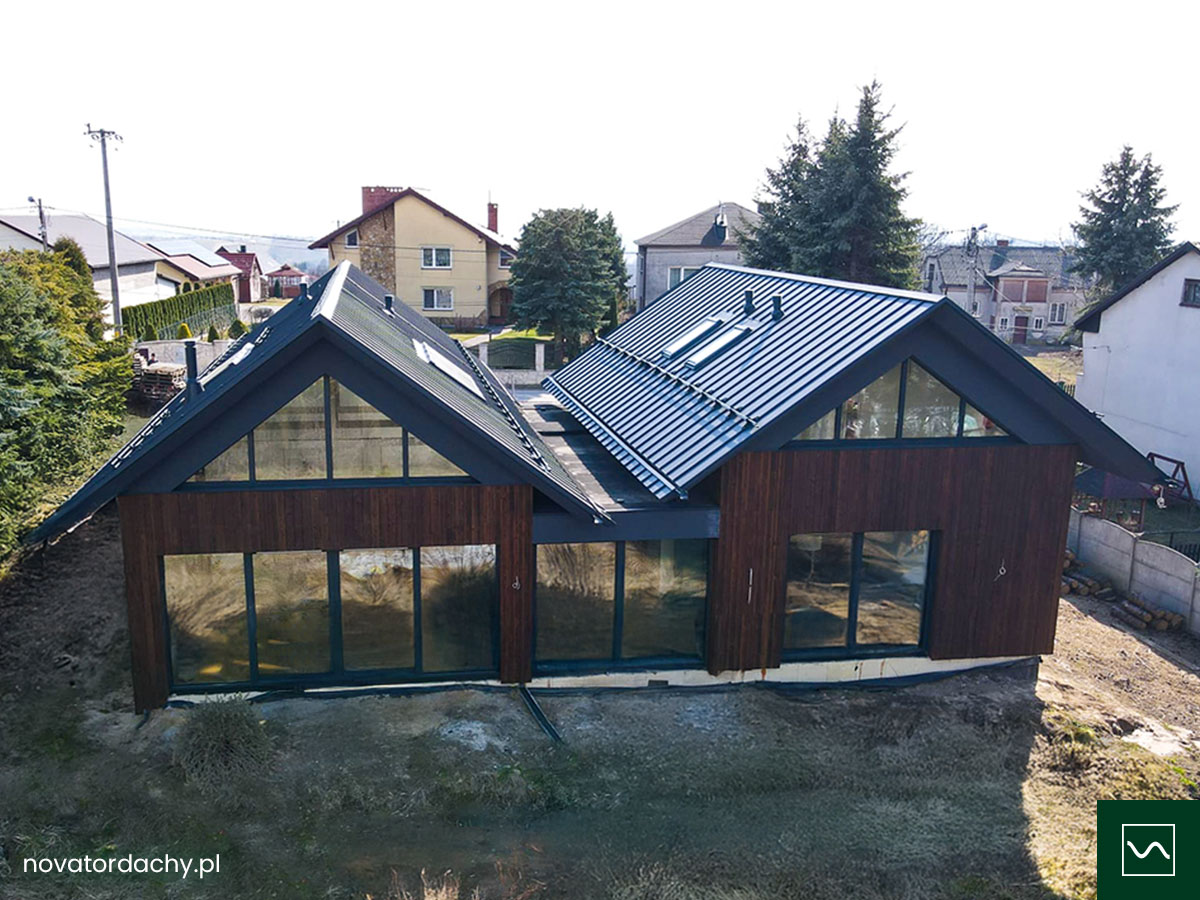 Pięć systemów HST Ultraglide, trójkąty Aliplast Genesis I+ i panel Ruukki Design Pural Mat