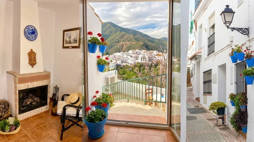 A Fireplace, a Fountain, and Four Bedrooms for €279,000 in Istán