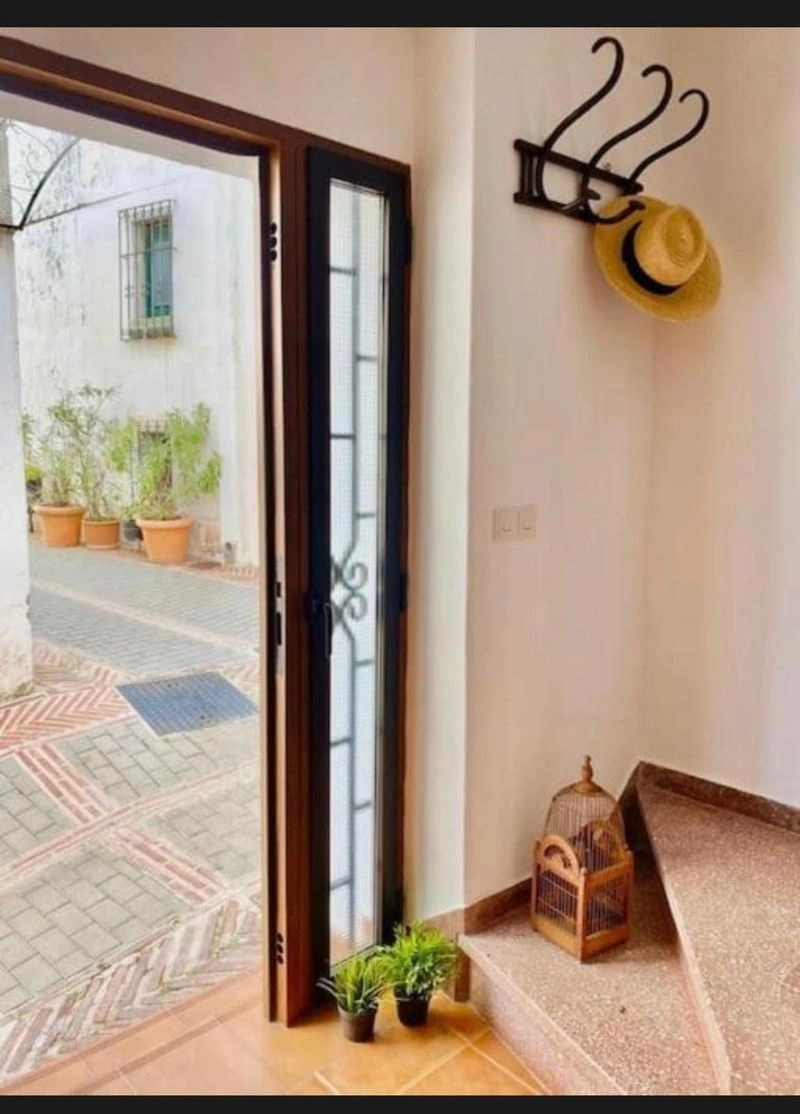 A Fireplace, a Fountain, and Four Bedrooms for €279,000 in Istán — image 3