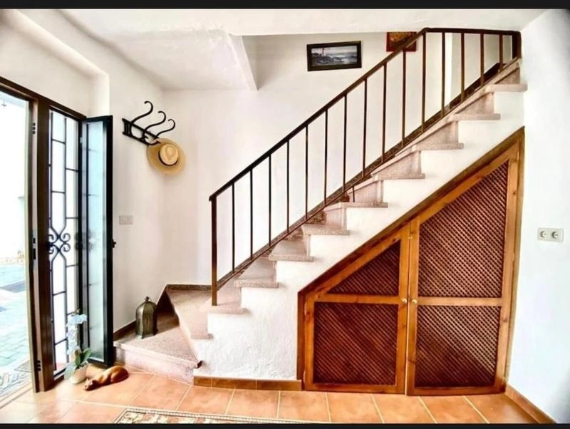 A Fireplace, a Fountain, and Four Bedrooms for €279,000 in Istán — image 4