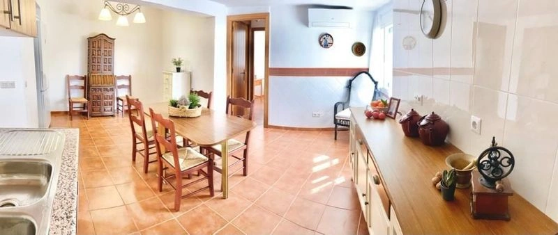 A Fireplace, a Fountain, and Four Bedrooms for €279,000 in Istán — image 5