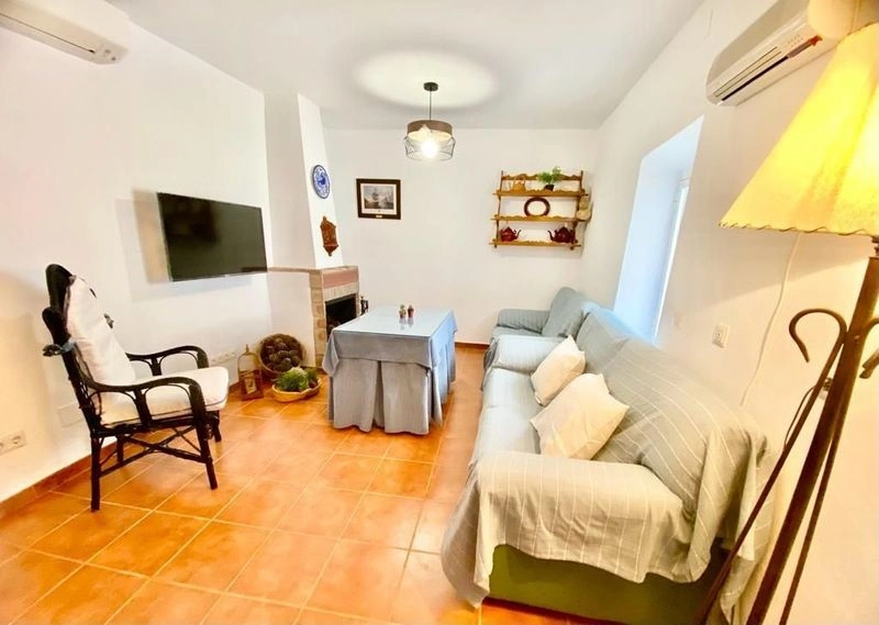 A Fireplace, a Fountain, and Four Bedrooms for €279,000 in Istán — image 6