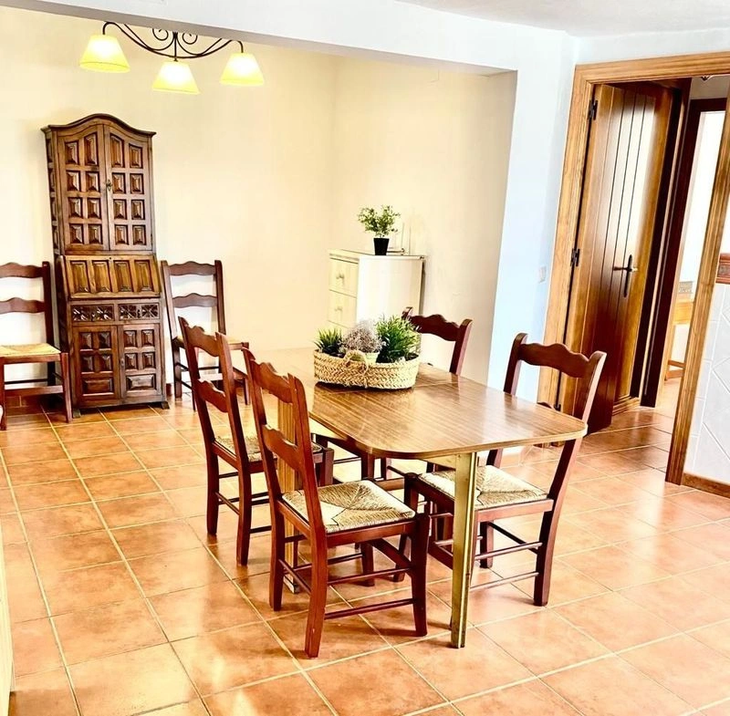 A Fireplace, a Fountain, and Four Bedrooms for €279,000 in Istán — image 8