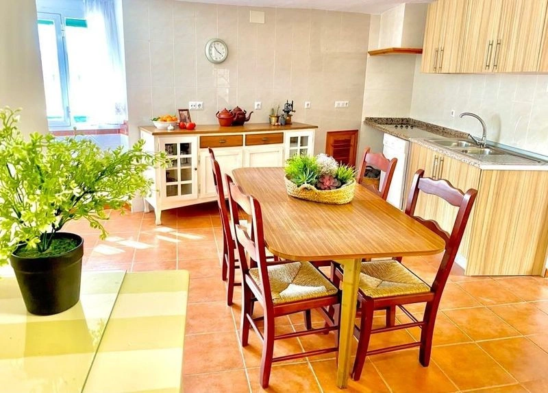 A Fireplace, a Fountain, and Four Bedrooms for €279,000 in Istán — image 9