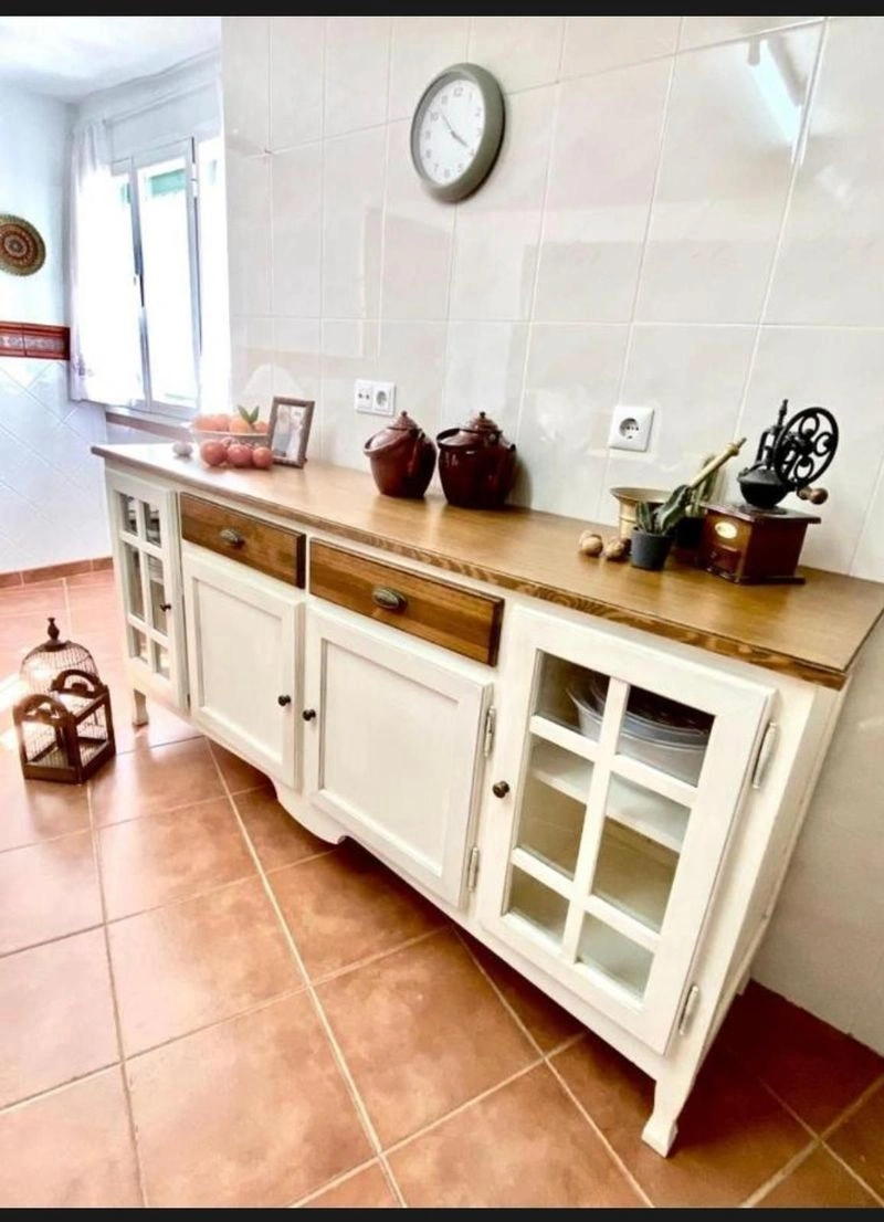 A Fireplace, a Fountain, and Four Bedrooms for €279,000 in Istán — image 10