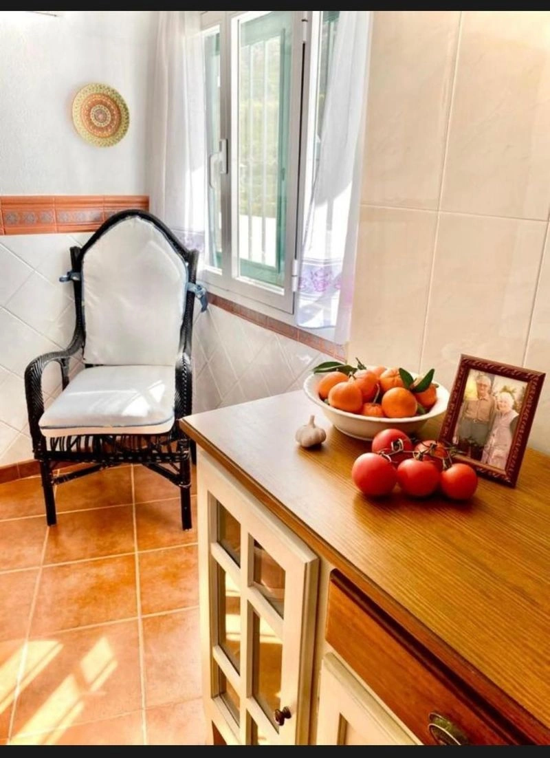 A Fireplace, a Fountain, and Four Bedrooms for €279,000 in Istán — image 12