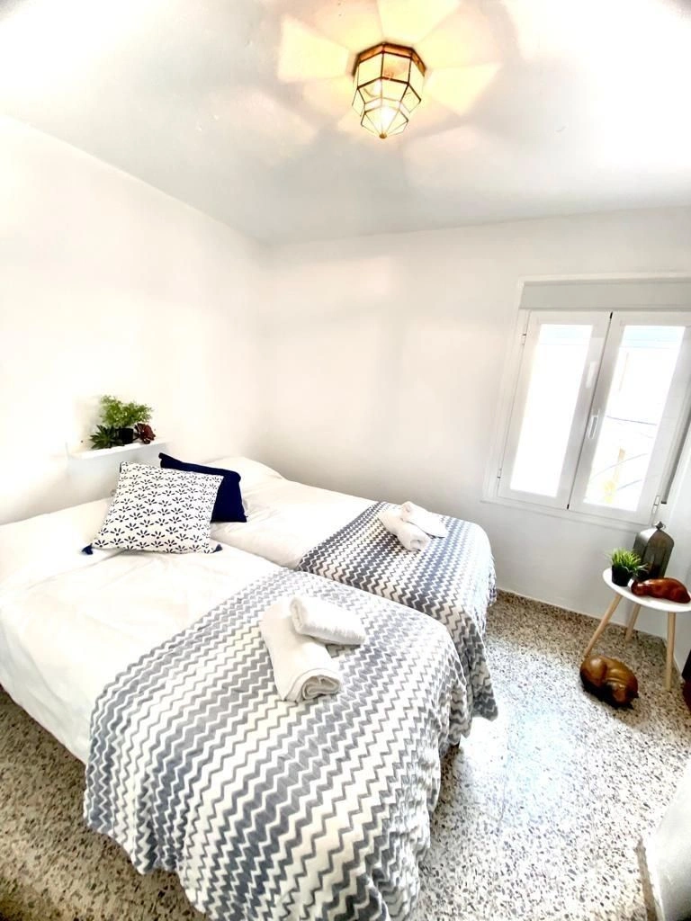 A Fireplace, a Fountain, and Four Bedrooms for €279,000 in Istán — image 15