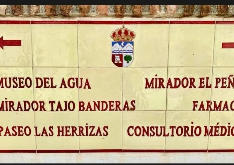 A Fireplace, a Fountain, and Four Bedrooms for €279,000 in Istán — image 22