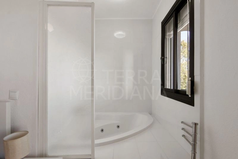 Three Sides of Light for €235,000 in Estepona — image 14