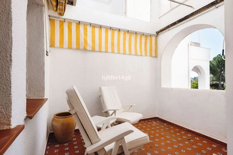 En eldstad och en golfbana för 395 000 € i Nueva Andalucía — image 5