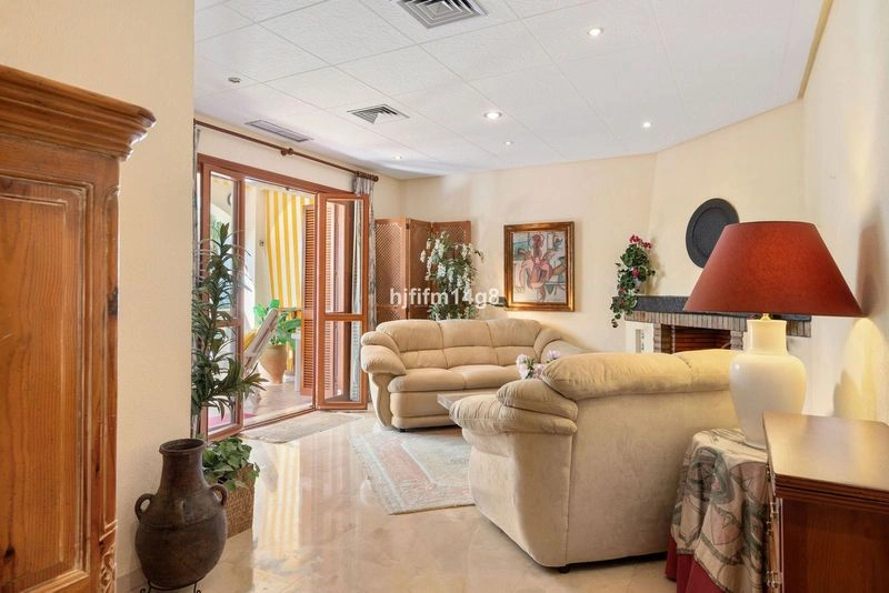 En eldstad och en golfbana för 395 000 € i Nueva Andalucía — image 7