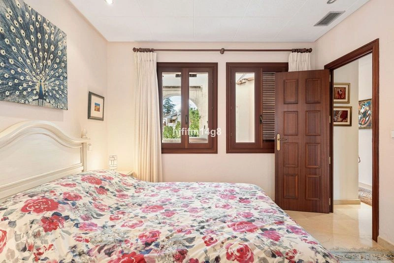 En eldstad och en golfbana för 395 000 € i Nueva Andalucía — image 12