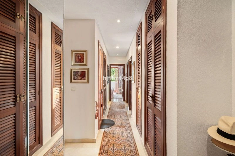 En eldstad och en golfbana för 395 000 € i Nueva Andalucía — image 13