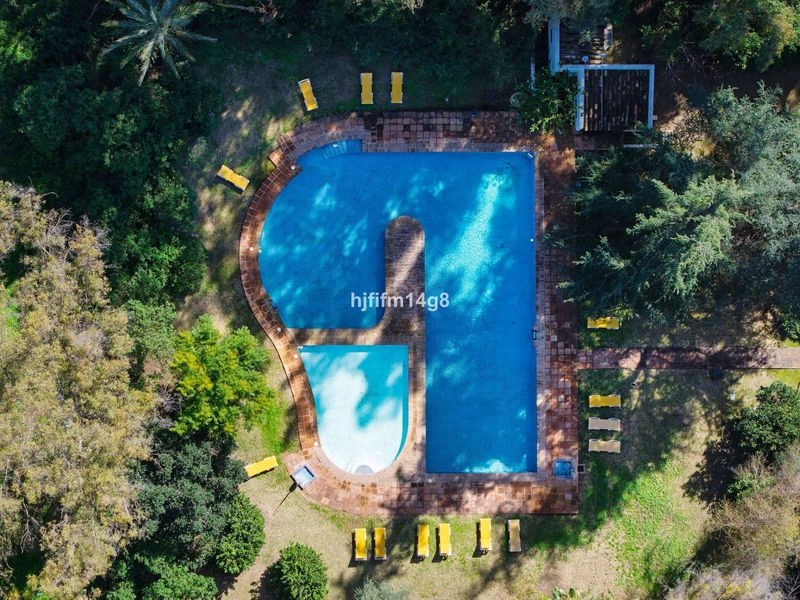 En eldstad och en golfbana för 395 000 € i Nueva Andalucía — image 15