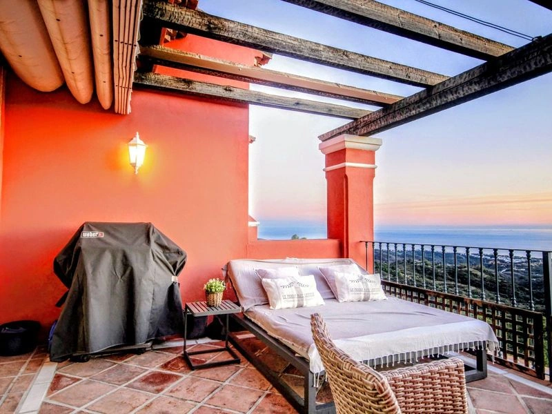 Het penthouse boven de pijnbomen voor €540.000 in Elviria — image 2