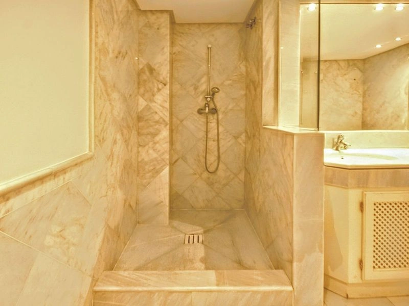 Het penthouse boven de pijnbomen voor €540.000 in Elviria — image 9