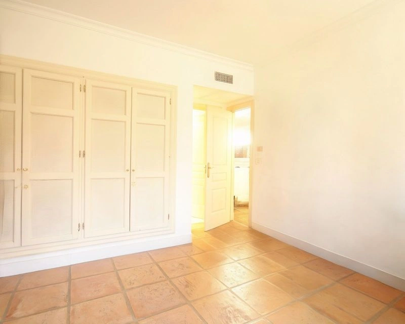 Het penthouse boven de pijnbomen voor €540.000 in Elviria — image 12