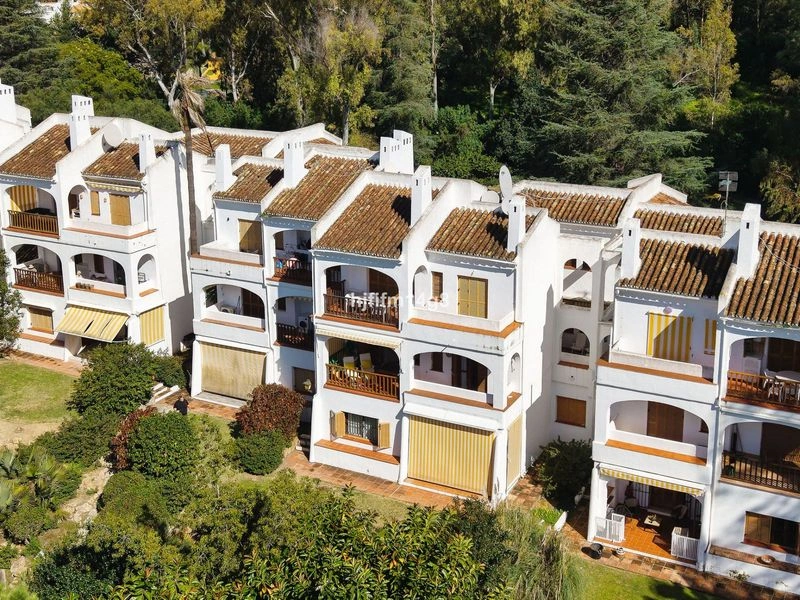 Två terrasser och en golfbana för 395 000 € i Nueva Andalucía — image 19