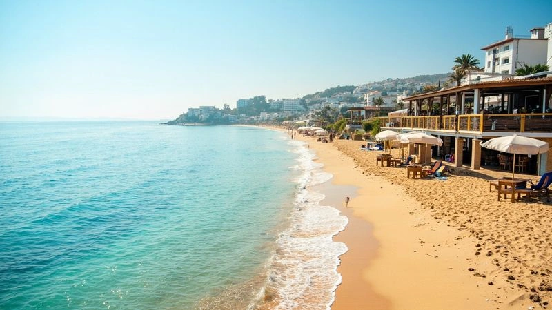 Playa de Calahonda sandstrand med chiringuito-strandbar och lugnt Medelhav
