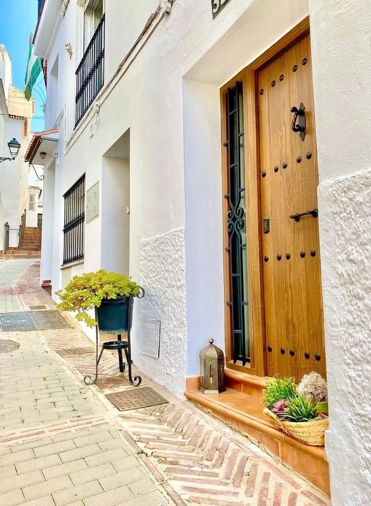A Fireplace, a Fountain, and Four Bedrooms for €279,000 in Istán — image 1