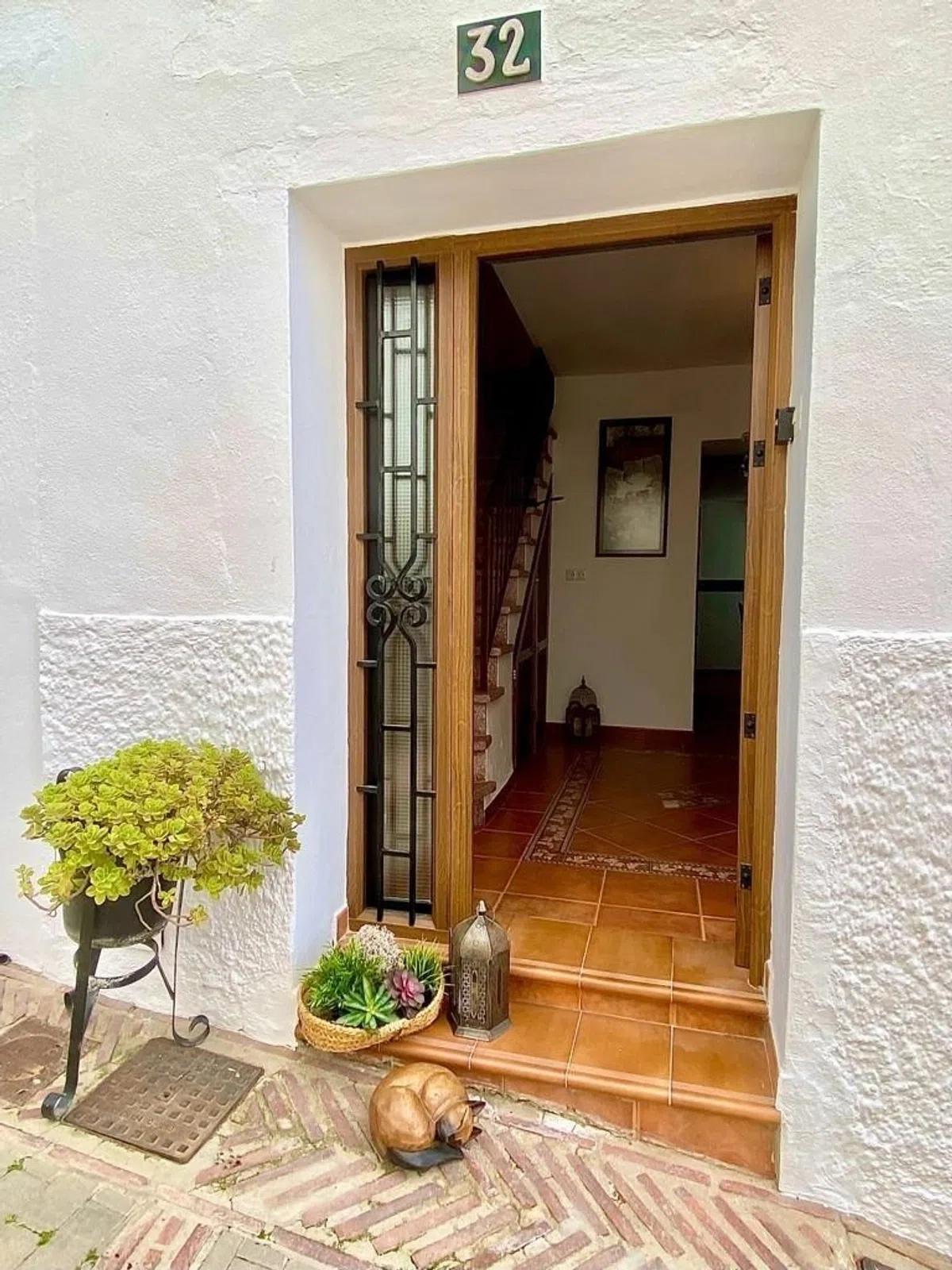 A Fireplace, a Fountain, and Four Bedrooms for €279,000 in Istán — image 2