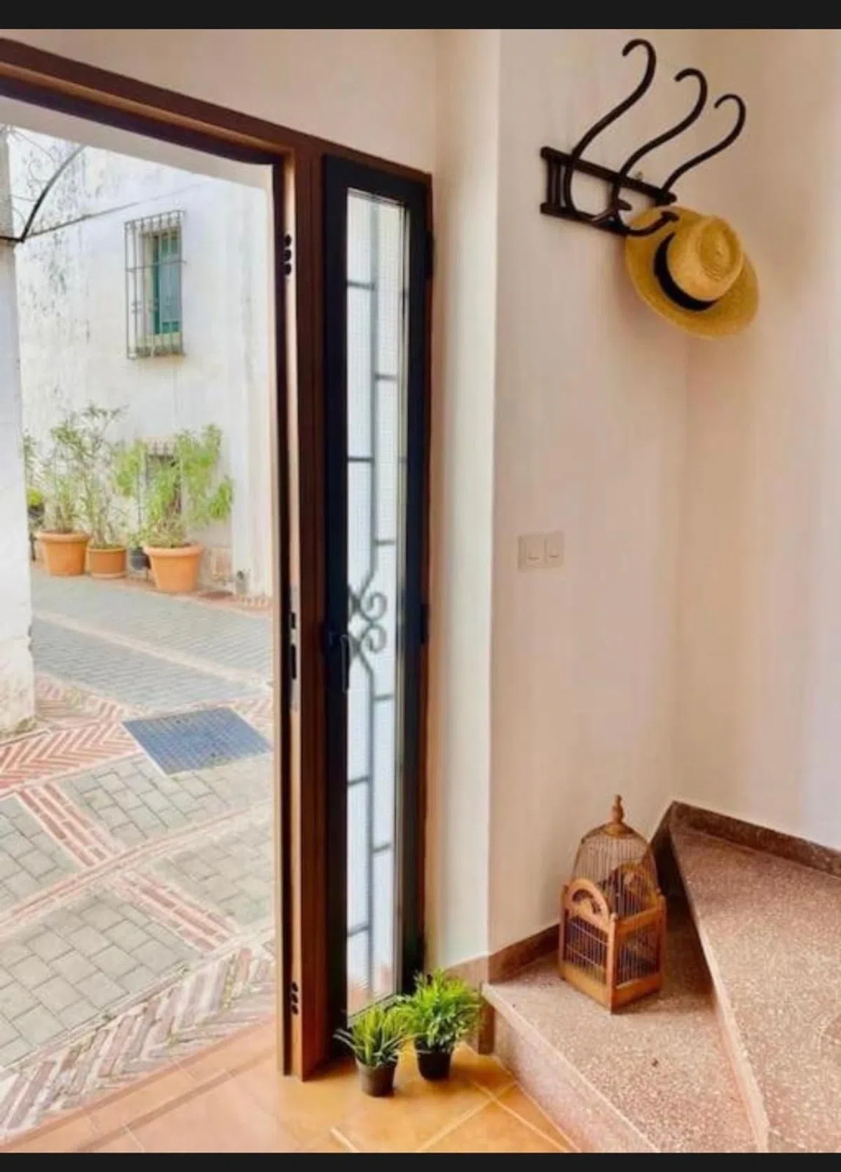 A Fireplace, a Fountain, and Four Bedrooms for €279,000 in Istán — image 3