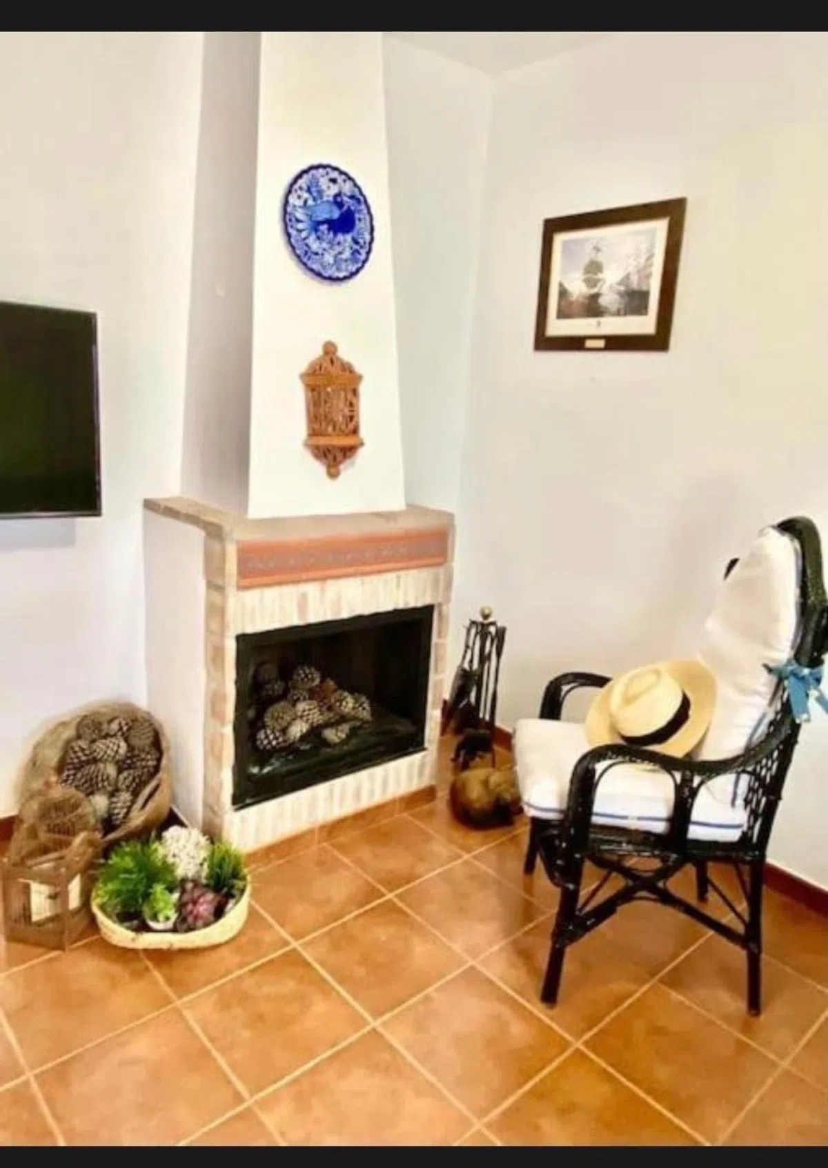 A Fireplace, a Fountain, and Four Bedrooms for €279,000 in Istán — image 7