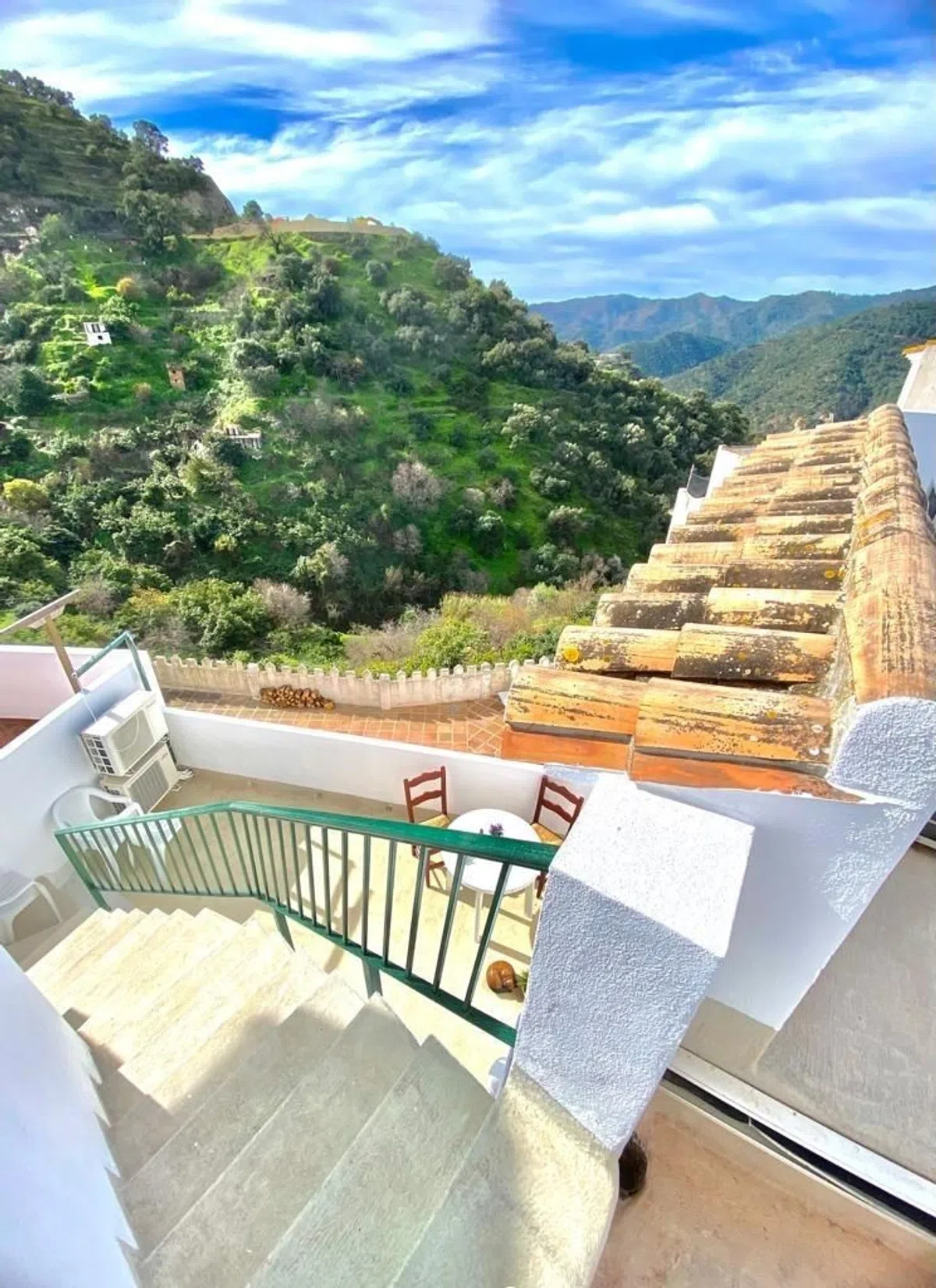 A Fireplace, a Fountain, and Four Bedrooms for €279,000 in Istán — image 18