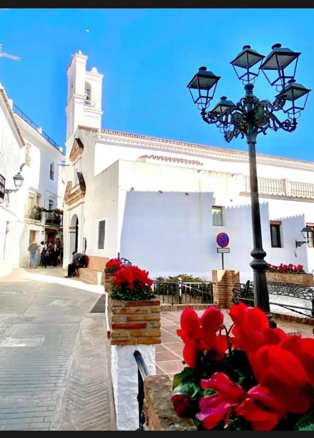 A Fireplace, a Fountain, and Four Bedrooms for €279,000 in Istán — image 20