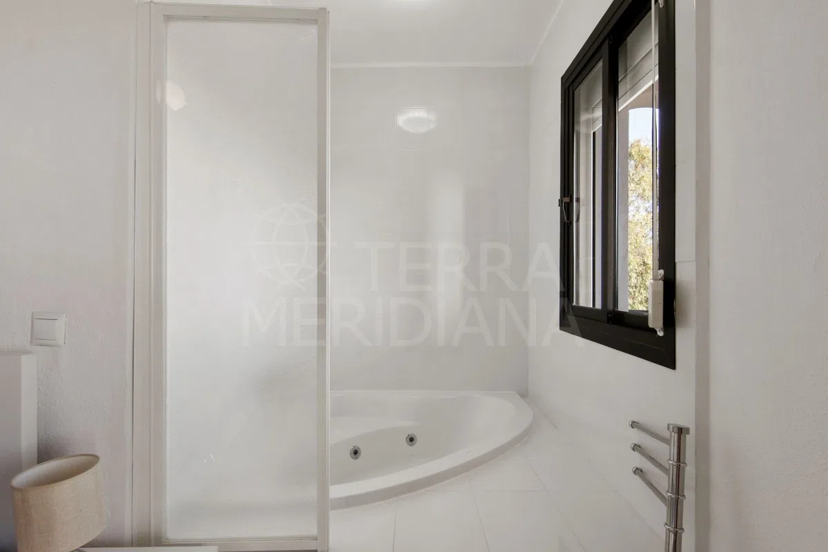Three Sides of Light for €235,000 in Estepona — image 14
