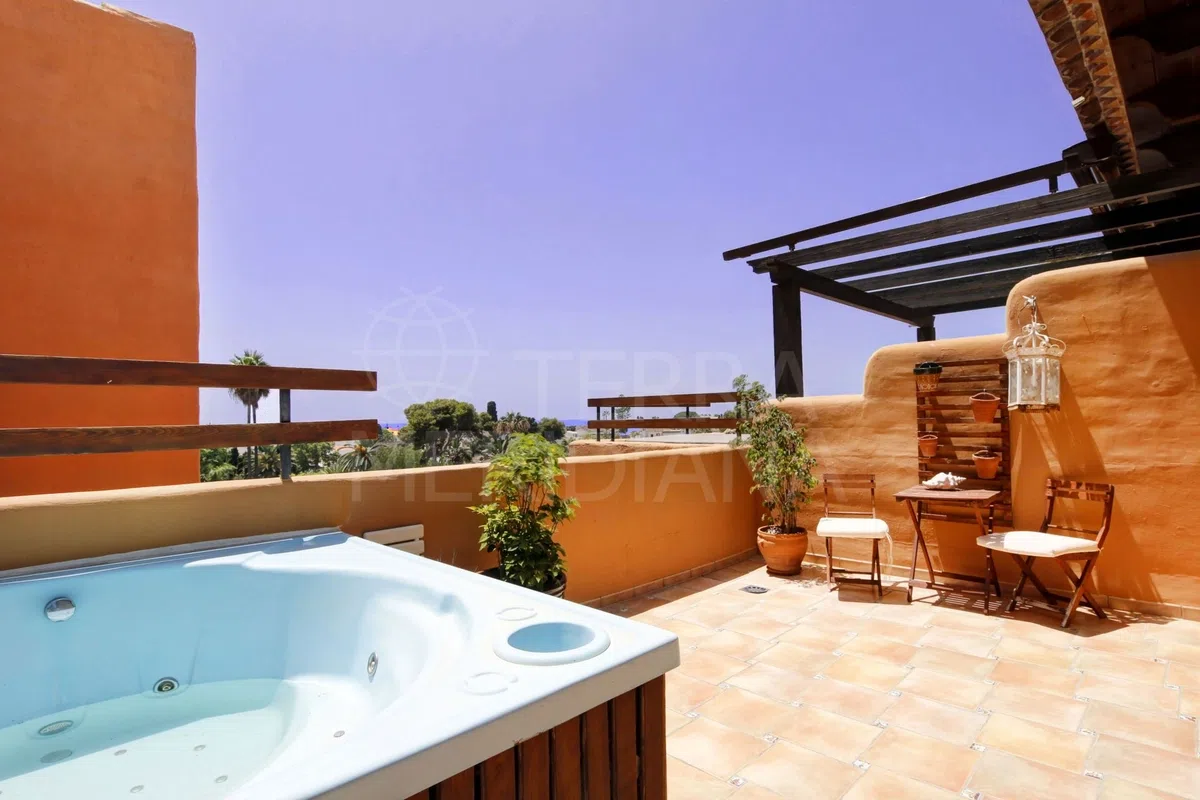 Hotell-takvåning med havsutsikt för 448 000 € i Estepona — image 1