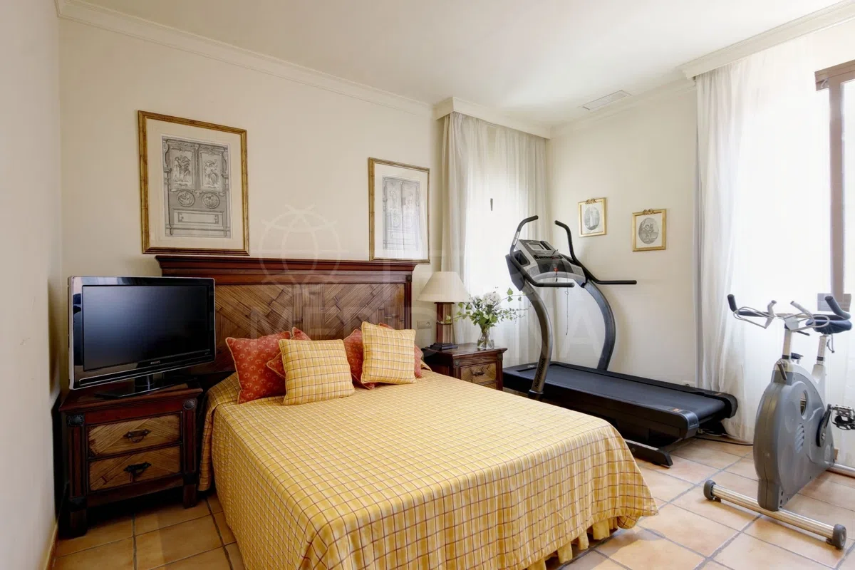 Hotell-takvåning med havsutsikt för 448 000 € i Estepona — image 12