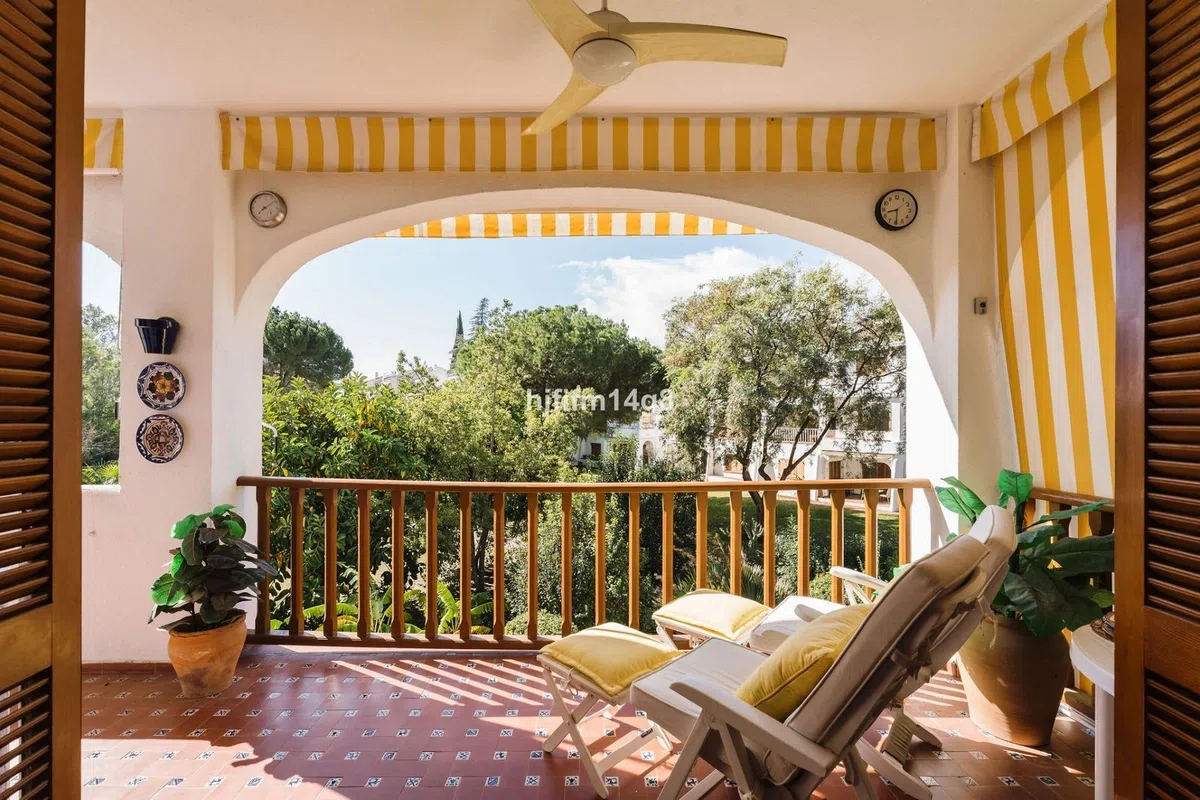 Två terrasser och en golfbana för 395 000 € i Nueva Andalucía — image 1
