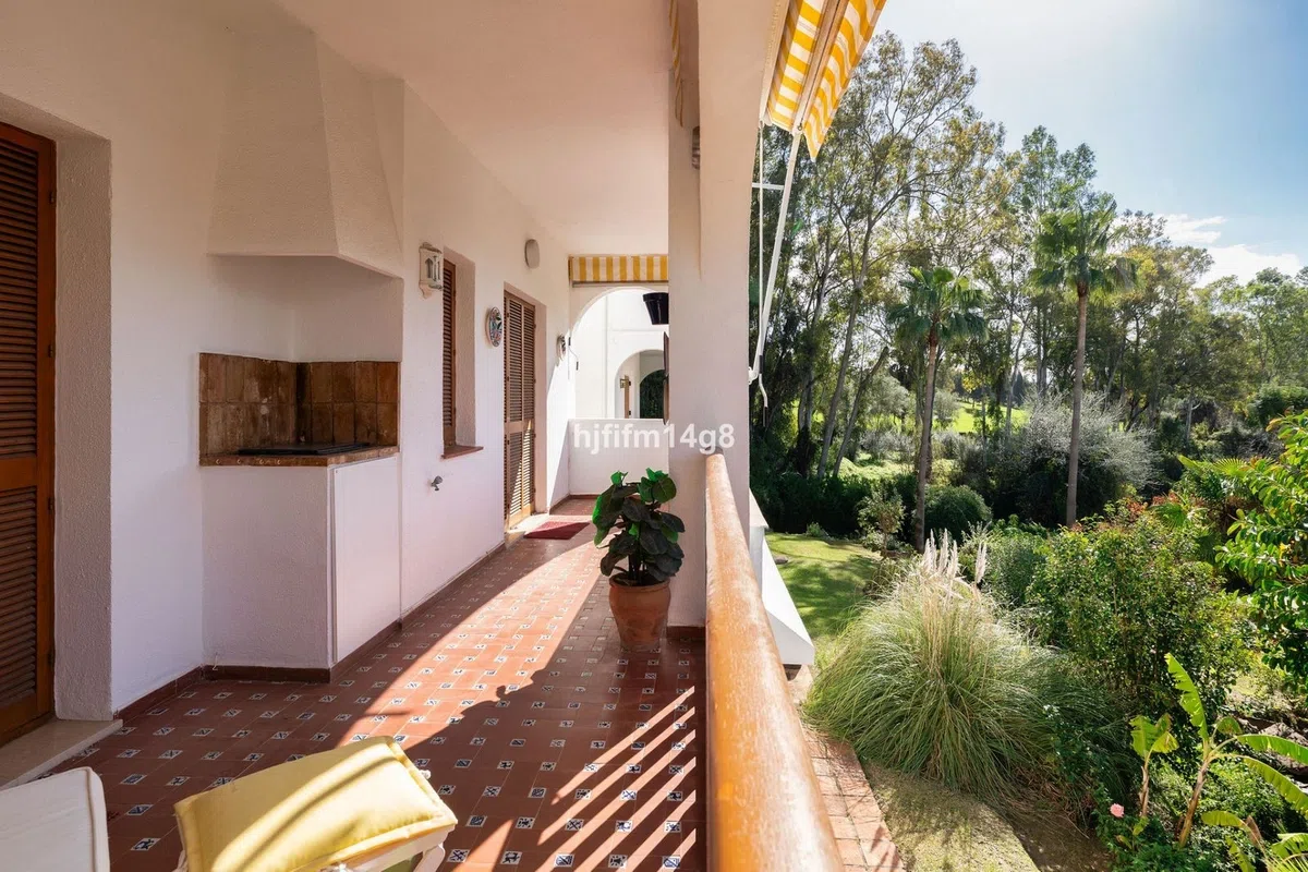 Två terrasser och en golfbana för 395 000 € i Nueva Andalucía — image 2
