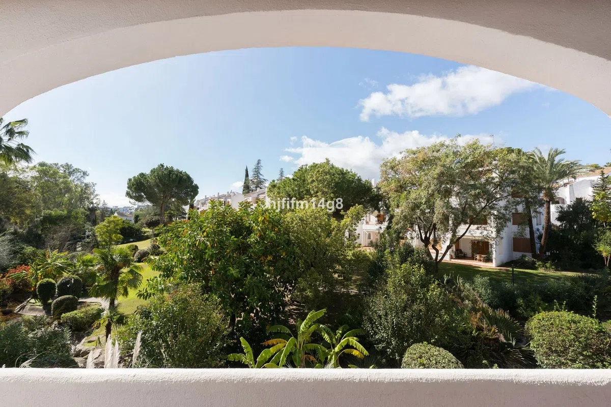 Två terrasser och en golfbana för 395 000 € i Nueva Andalucía — image 3