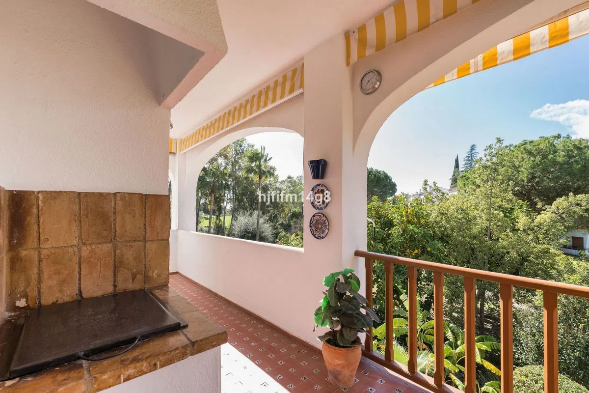 Två terrasser och en golfbana för 395 000 € i Nueva Andalucía — image 4