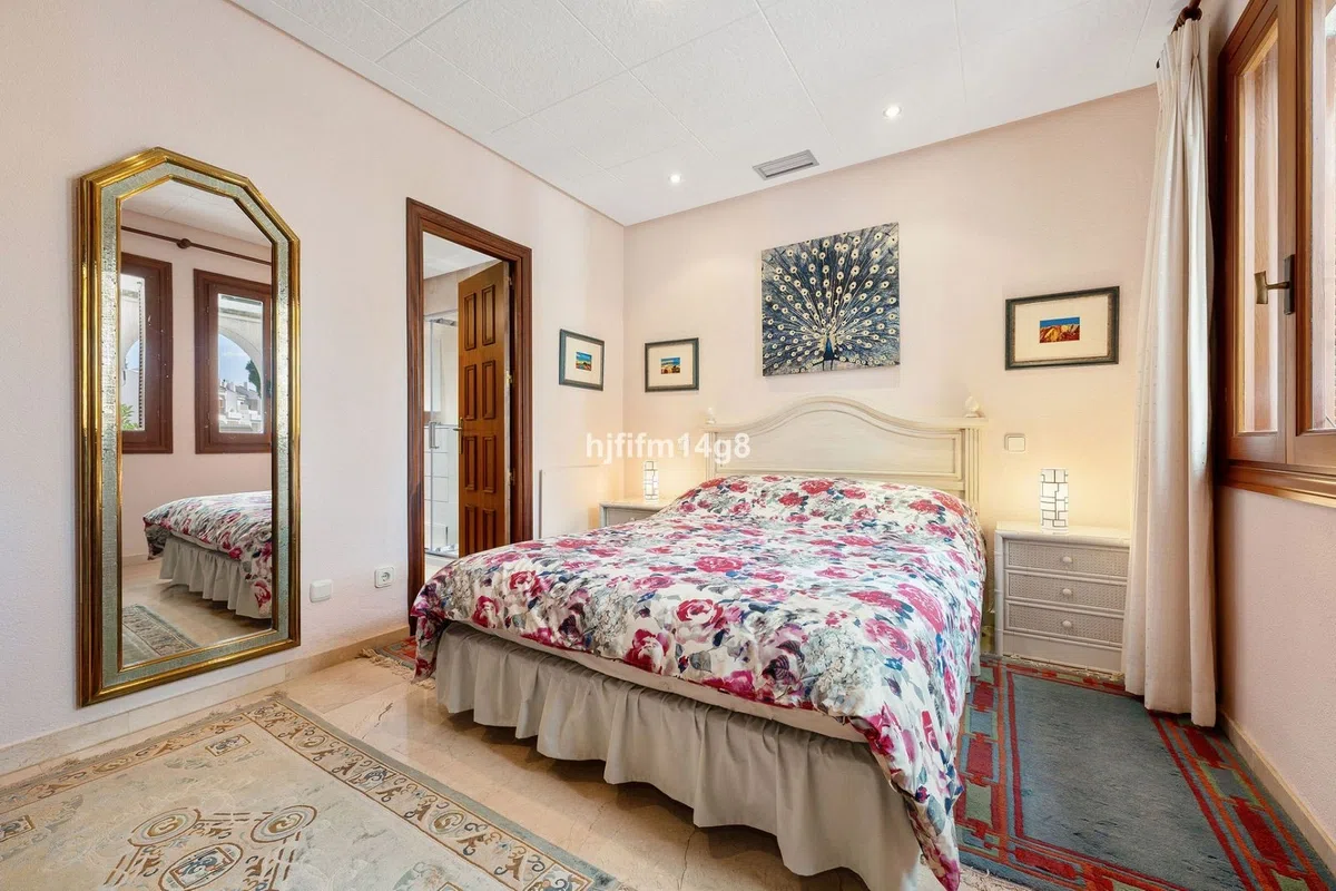 Två terrasser och en golfbana för 395 000 € i Nueva Andalucía — image 11