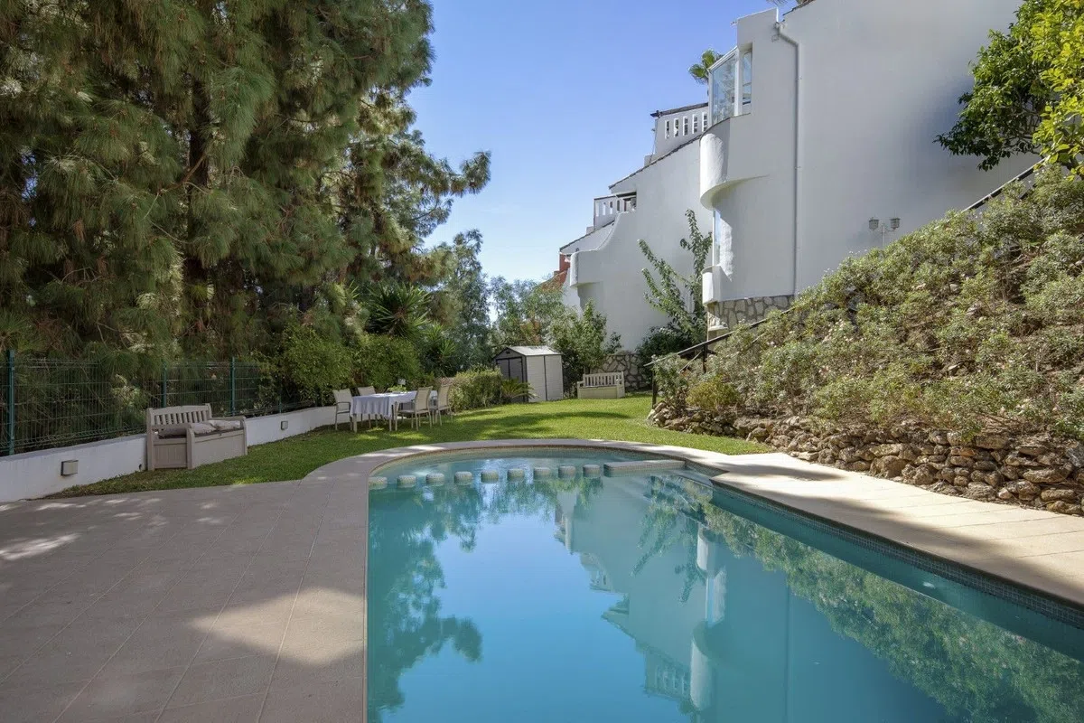 Gerenoveerd herenhuis met privézwembad in Calahonda — image 2