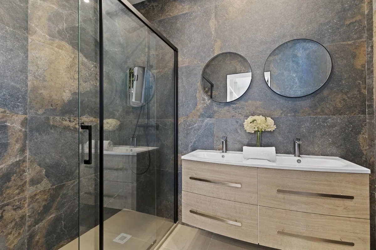 Gerenoveerd herenhuis met privézwembad in Calahonda — image 26