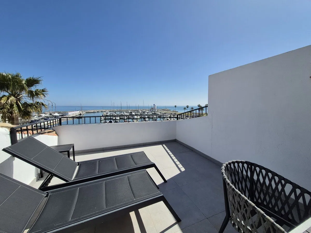 Penthouse Duplex with Marina Views and Rental Licence, La Duquesa — image 3