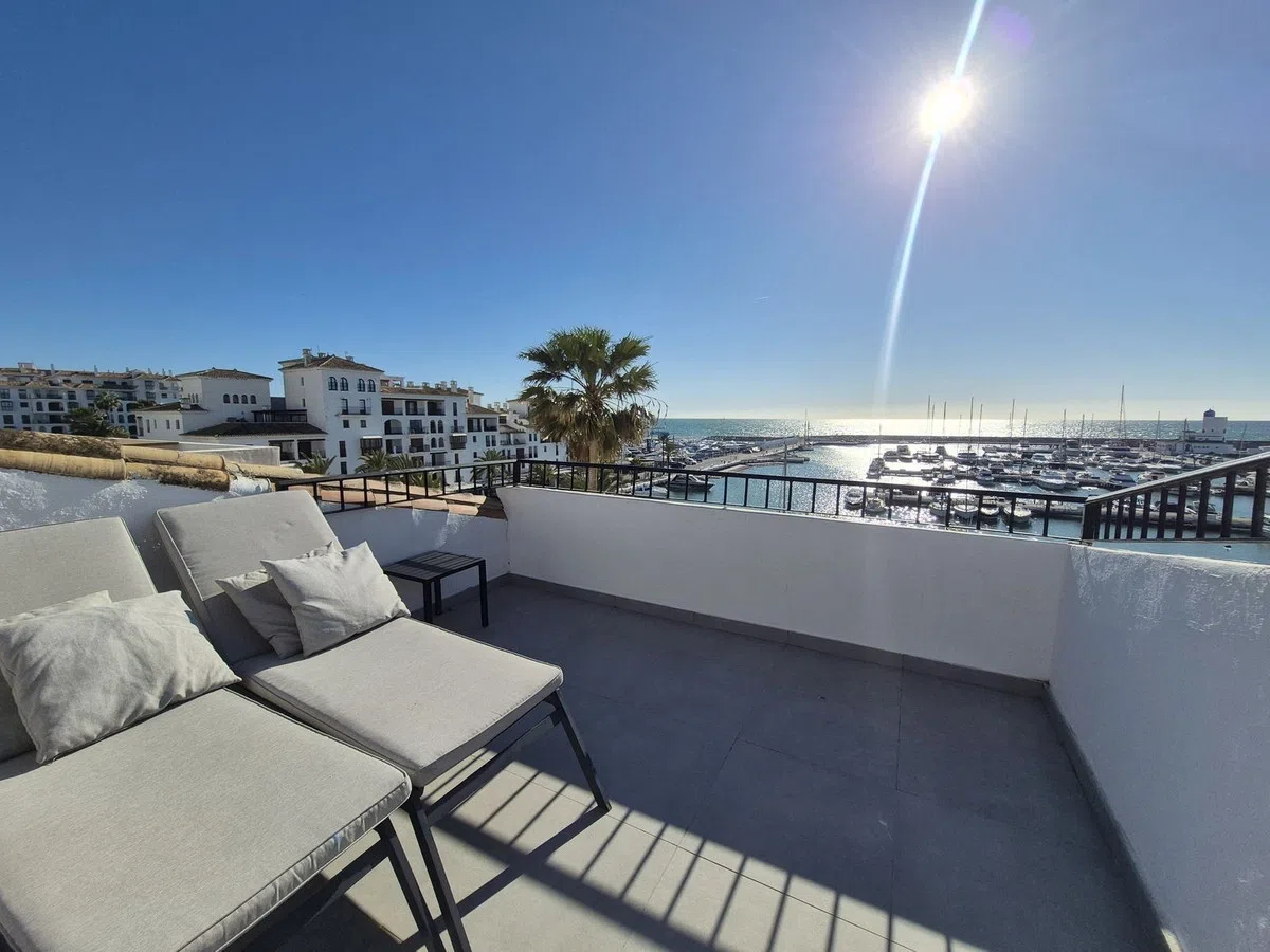 Penthouse Duplex with Marina Views and Rental Licence, La Duquesa — image 4