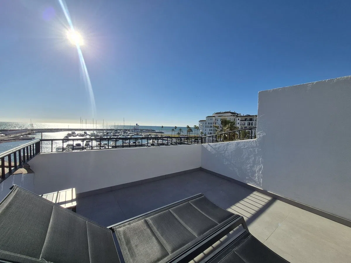 Penthouse Duplex with Marina Views and Rental Licence, La Duquesa — image 10