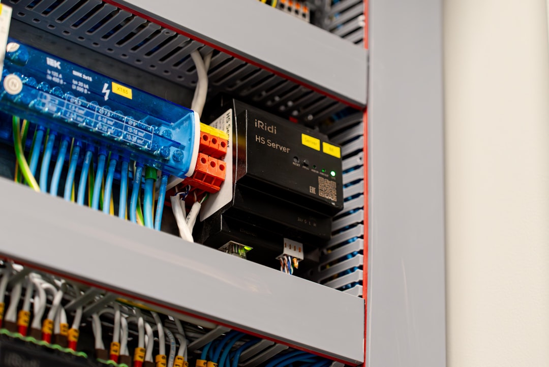Builder vs. Pro Website: How Electricians Win High-Margin B2B Contracts in Austria