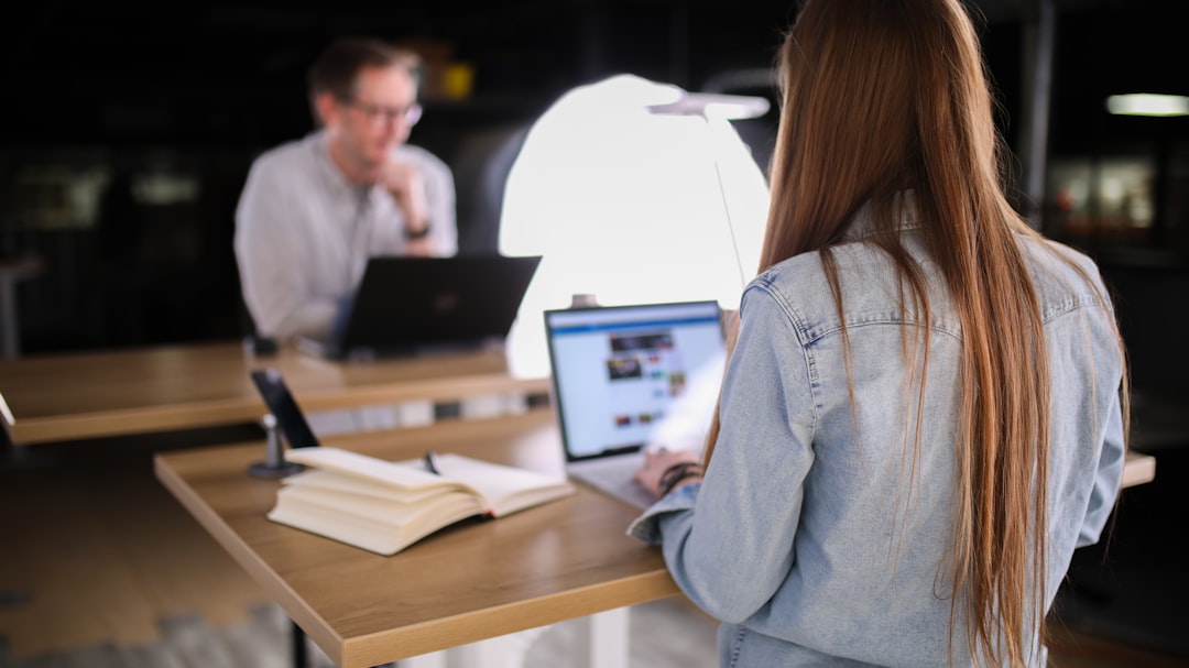 Warum Ihre Website bewusst 'unperfekt' sein darf — und besser verkauft als die perfekte Konkurrenz. Der Webdesign-Trend 2026: Authentizität schlägt Polierte.