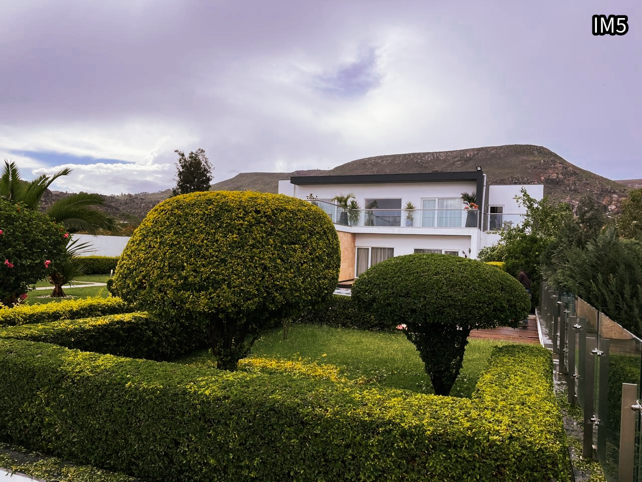 CASA T5 DE ALTO-PADRÃO 