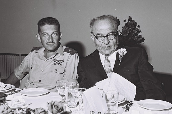ויצמן פרץ בבכי, וצעק: "אשכול, תן פקודה!"